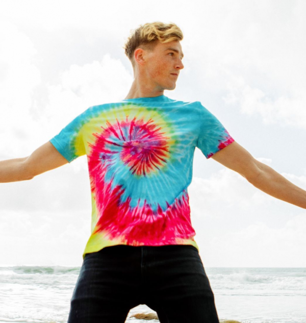 Kaos Tie-Dye Berwarna Terang